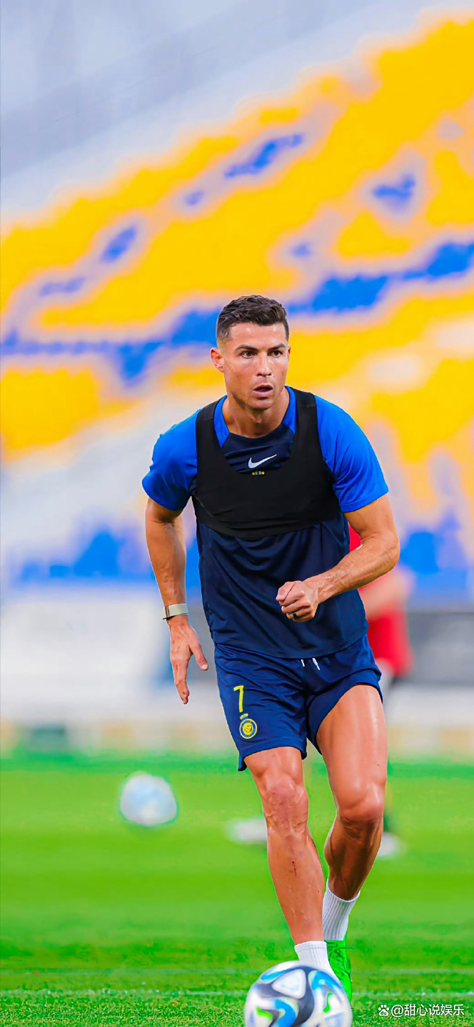 开云体育官网-C罗新星重返赛场表现突出，法国队前途光明！引发球迷热议-开云体育官网
